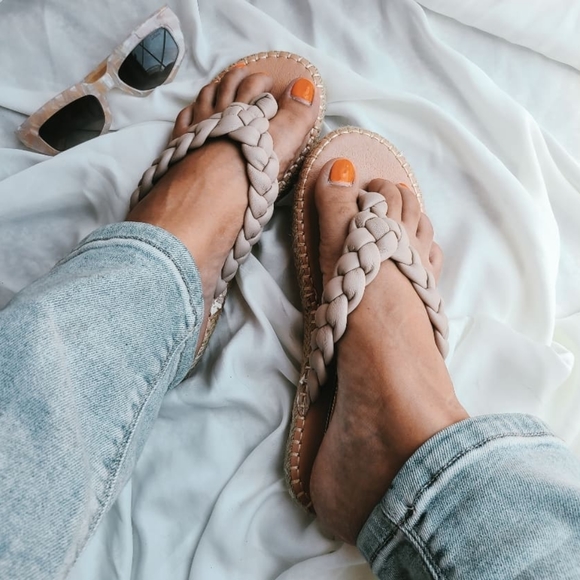 🚨LAST PAIR/Taupe Braided thong sandal - Picture 3 of 5